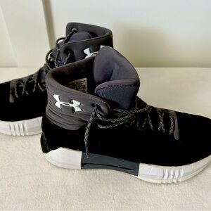 Under Armour men’s Team Drive Basketball shoes- lightly used